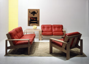 Olohuoneen huonekaluja, joissa punainen verhoilu.